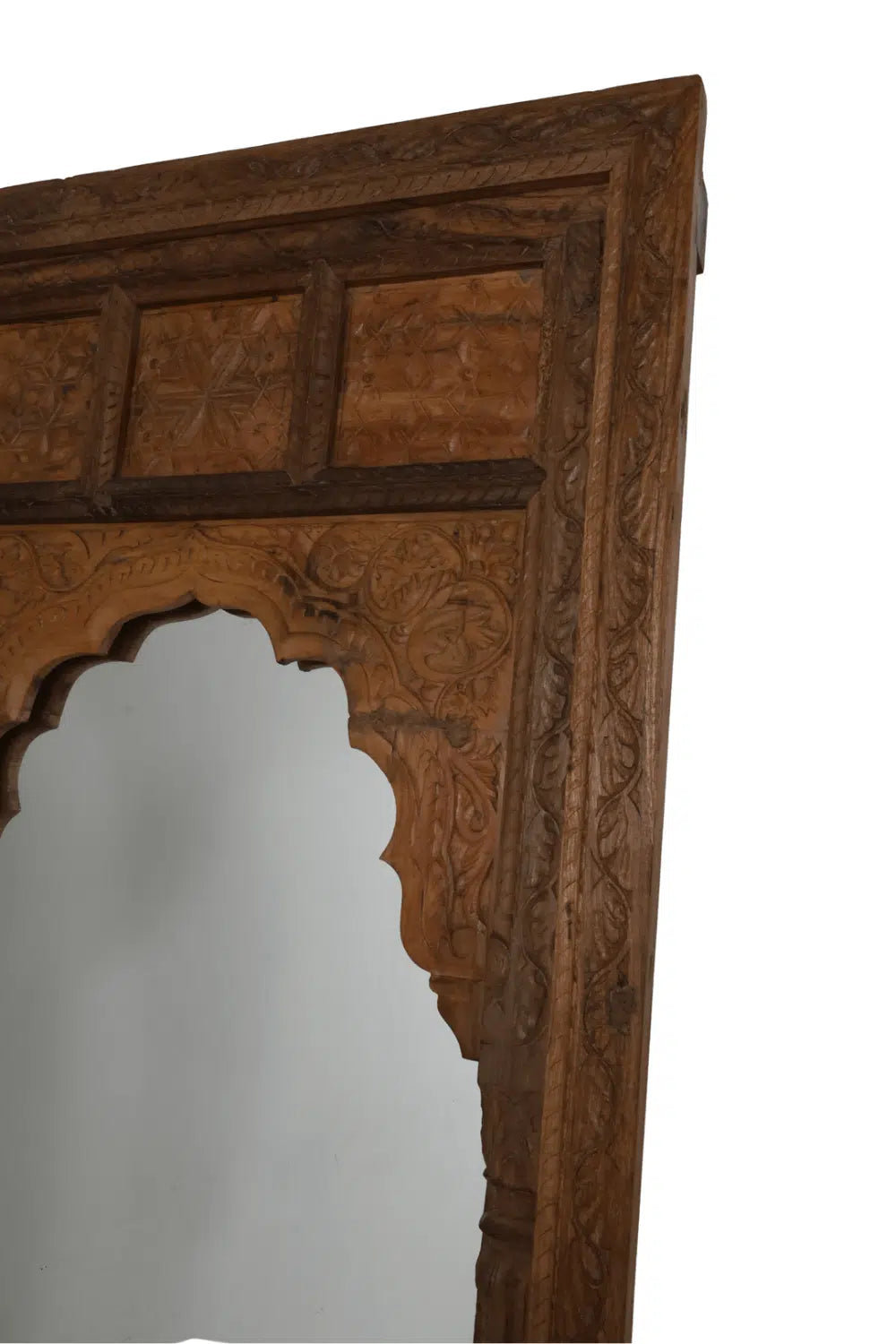 Sprookjes achtige spiegel uit india met houtsnijwerk van teak hout