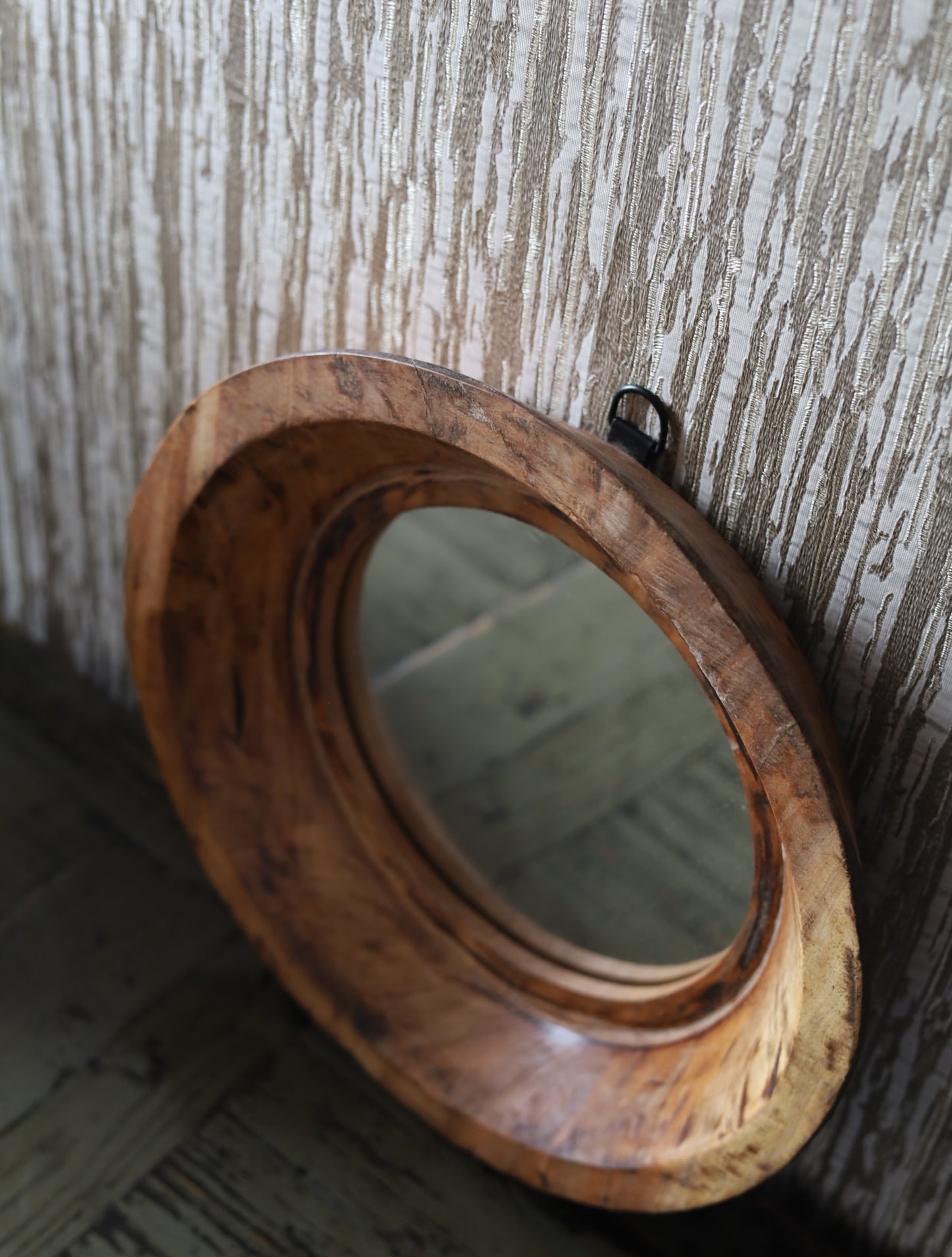 Klein rond houten spiegeltje
