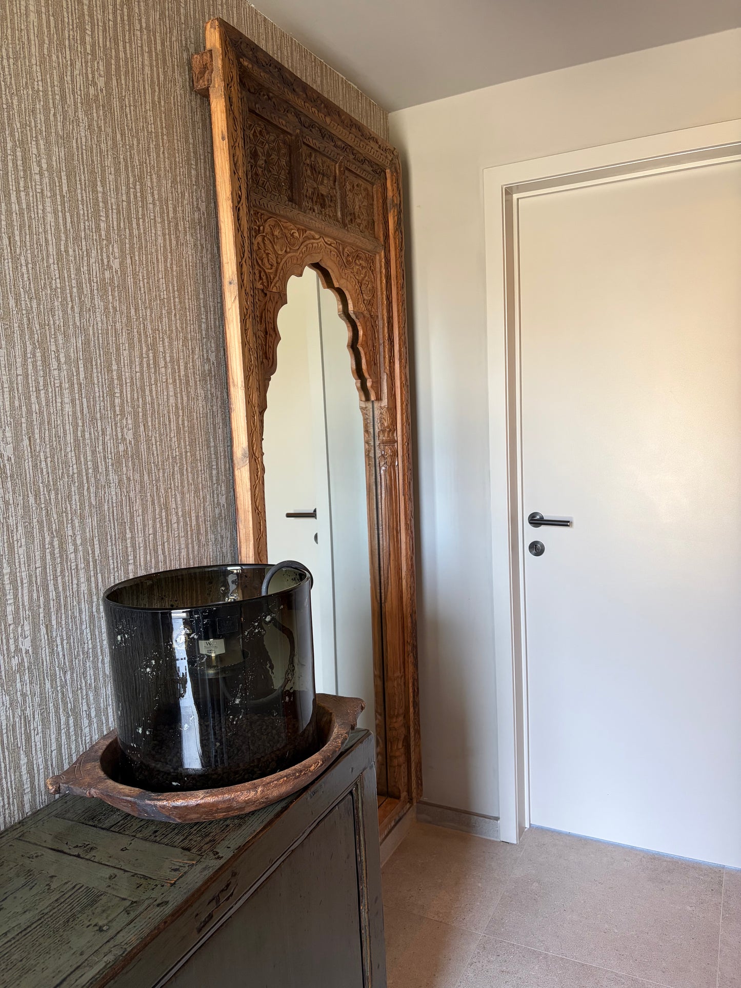 Sprookjes achtige spiegel uit india met houtsnijwerk van teak hout