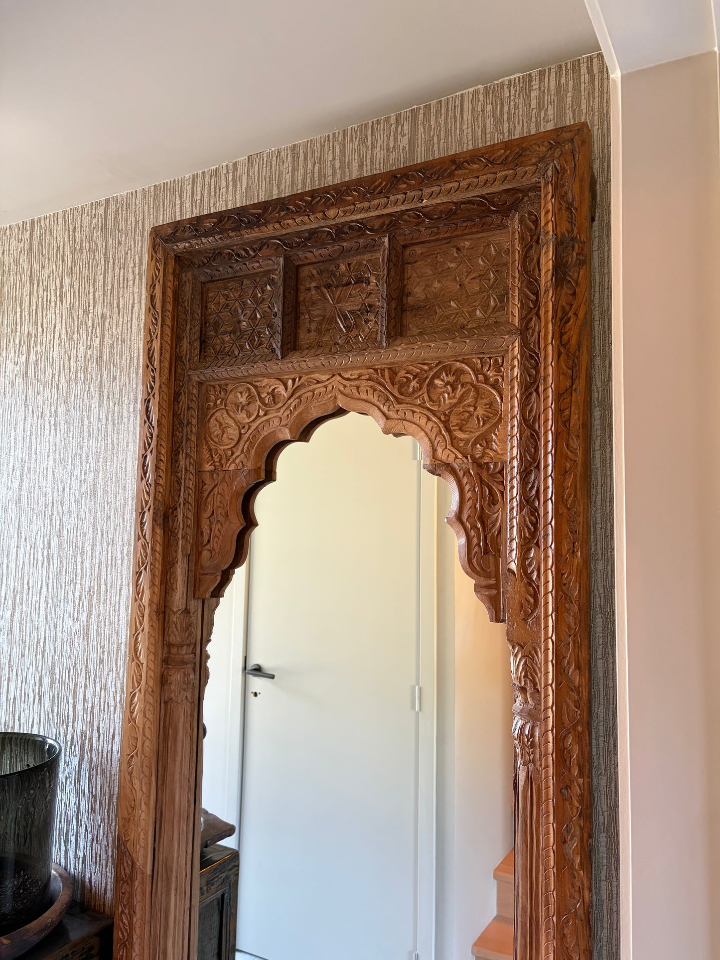 Sprookjes achtige spiegel uit india met houtsnijwerk van teak hout