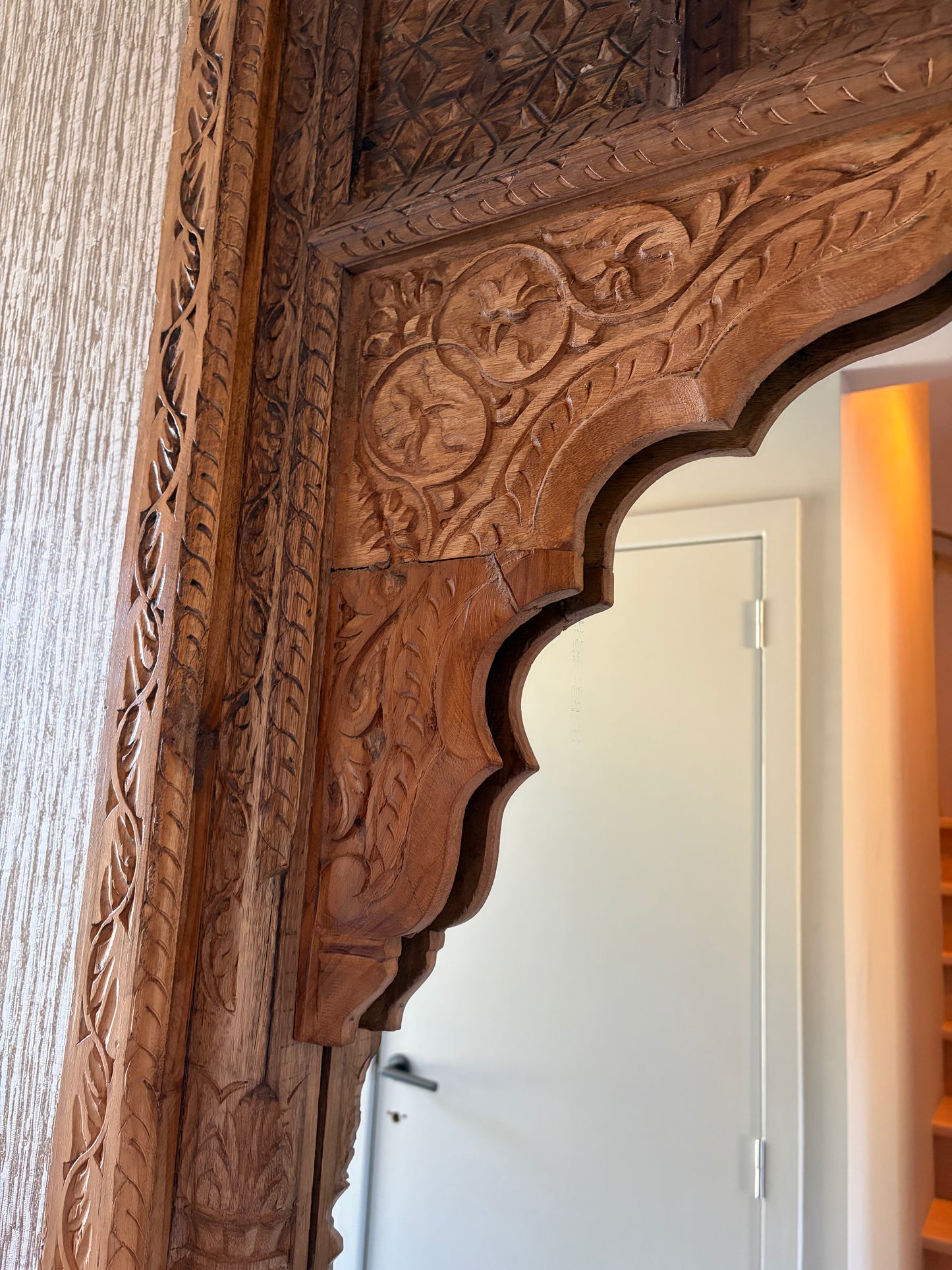 Sprookjes achtige spiegel uit india met houtsnijwerk van teak hout