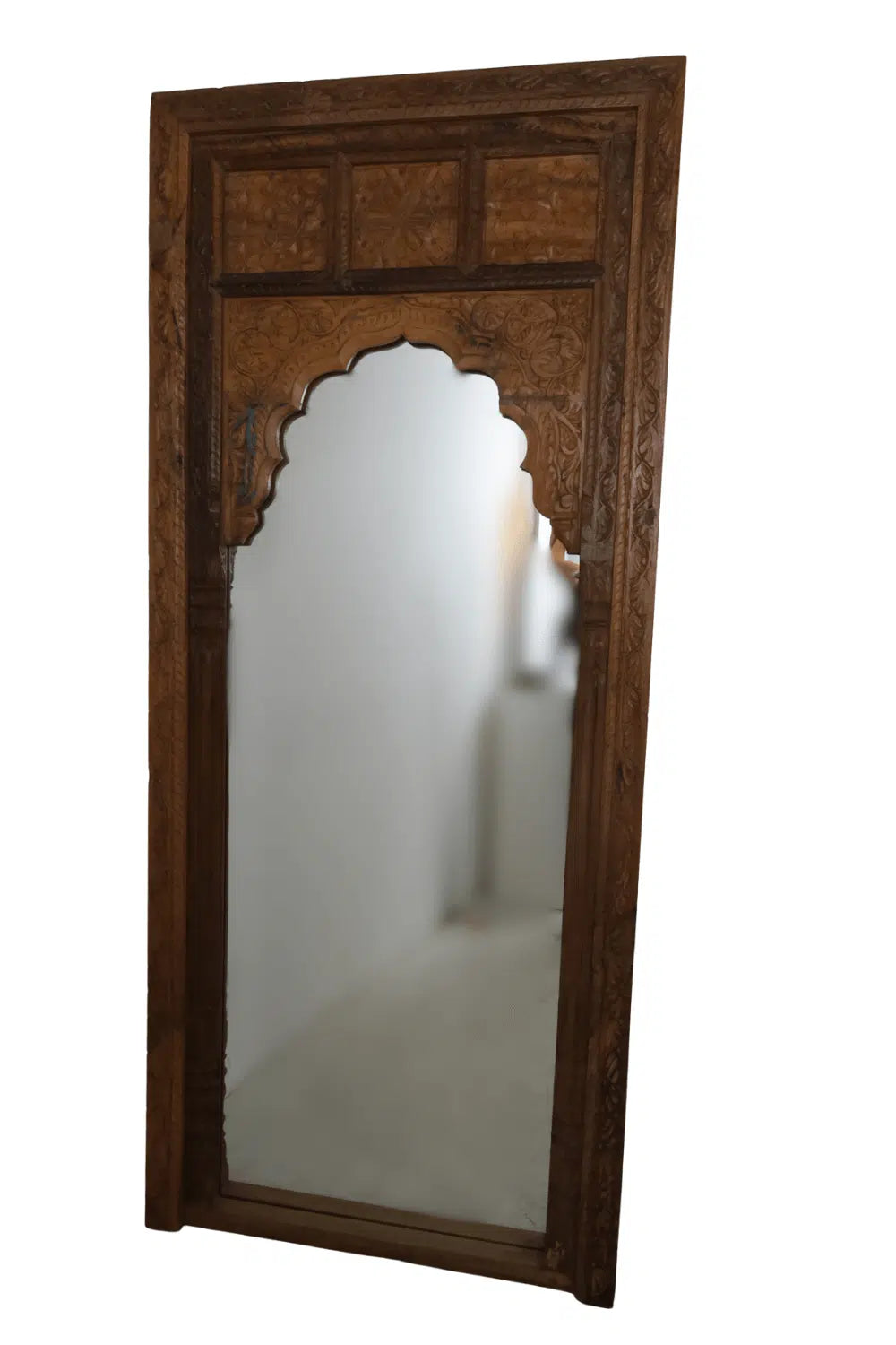 Sprookjes achtige spiegel uit india met houtsnijwerk van teak hout